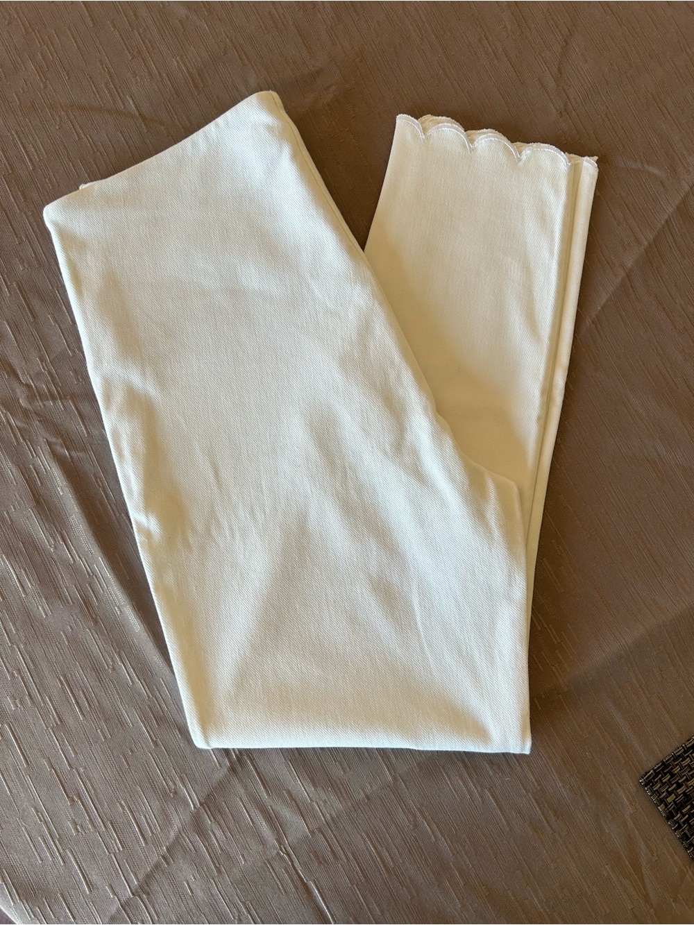 Lysse, white skinny pull on skinny jean/legging, scalloped ankle, size L